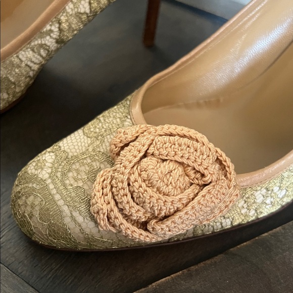 🛑 1 hour sale. Valentino Garavani, size 9.5, Tan Lace Heels w/ crochet Flower - Picture 8 of 13